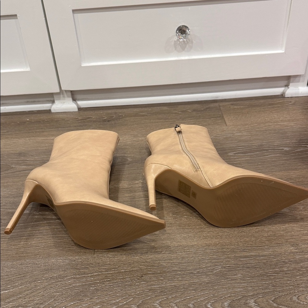 Source Unknown Beige Heeled Boots - Picture 2 of 3